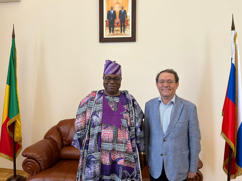 Sur l’entretien entre S.E.M. Igor EVDOKIMOV et S.E.M. A.André OKOUNLOLA-BIAOU à l’Ambassade du Bénin à Moscou