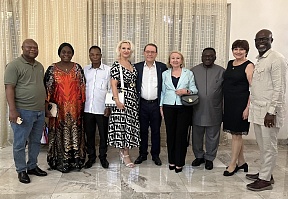 Sur le dîner offert aux responsables de l'association «Soyuz-Bénin» Sur le dîner offert aux responsables de l'association «Soyuz-Bénin»